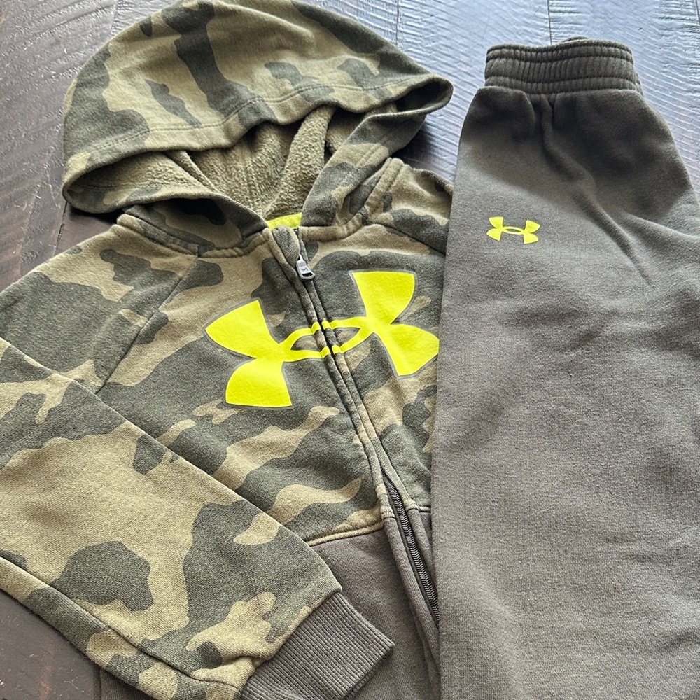 Under Armour Green Camo Sweatsuit with Neon Logo | Zip Up Hoodie | 4T